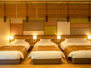 【ユニバーサル】シングルベット2台+ダブルベット1台を横並びにご用意