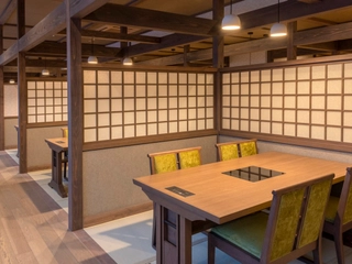 【1階/食事処 行雲-こううん-】仕切りのあるテーブル席でゆっくりとお食事をお愉しみ下さい