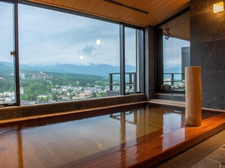 【眺望浴場】内湯。木のぬくもりでより暖かな空間。