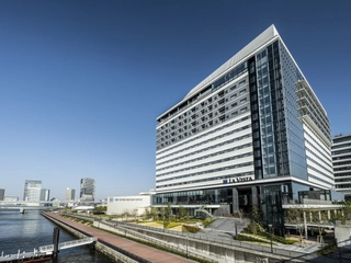 【外観】東京湾に浮かぶリゾートホテル。Lavistaに相応しい眺望がご覧いただけます。