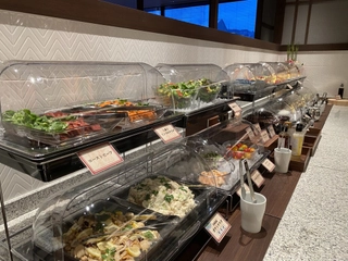 【朝食/サラダ】仕立てたサラダを…。または新鮮なお野菜を選び、フレッシュサラダにドレッシングをかけて。