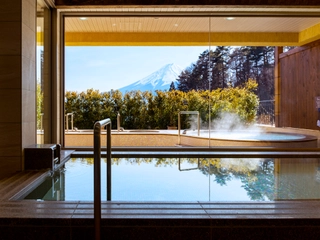 【女性大浴場】敷地内から湧く天然温泉につかりながら刻々と表情を変える富士山を楽しむ贅沢。