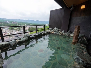 【眺望浴場】最上階に位置する露天風呂からの眺望は当館ならではのお愉しみ。
