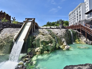 【湯畑】湯畑の周りにはお土産屋さんや飲食店が立ち並び賑わいが感じられます。