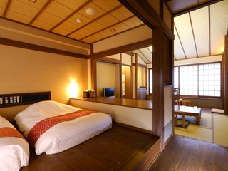 【旅籠 八幡野】小上がりのフローリングに、ローベッドを2台設えた寝室。
