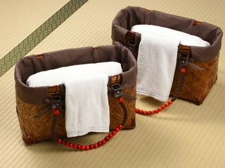 【アメニティ】~各お部屋にご用意している湯カゴには、バスタオル・フェイスタオルなどをご用意しております。