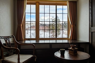 コーヒーを飲みながら旭岳の眺望を眺める。