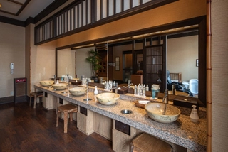 【大浴場】脱衣所( There is a sink in the dressing room.)