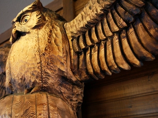 木彫りの2羽のフクロウがお出迎えをします。