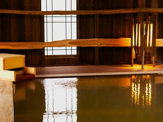 【木響の湯】(こだまのゆ)　檜露天風呂　夕焼け時には幻想的な雰囲気が訪れます