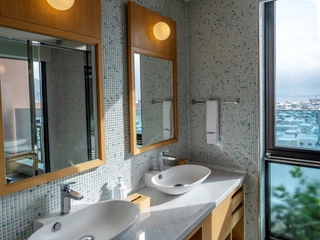 【特別室(檜露天風呂)】洗面台はダブルシンクのご用意。