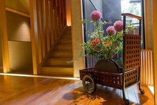 館内を彩る生花「別邸」