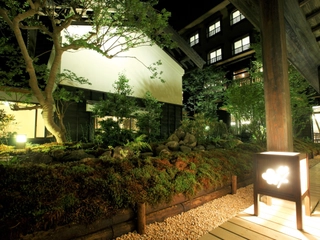 【施設】中庭(You can go out into the small garden.)