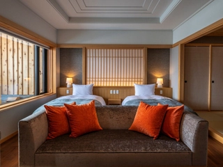 【特別室(檜露天風呂)】ベッドサイズ:120㎝×200㎝ 2台、和布団 2組/最大4名様までご宿泊いただけます。