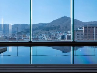【大浴場/内湯】体の芯まで温まりながら、目の前の景色を眺め上質なお時間をお過ごしください。
