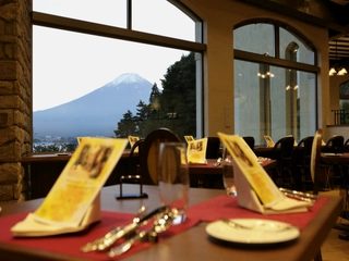 【夕食】夕食時のレストランは早い時間だと富士山が見えることがあります。