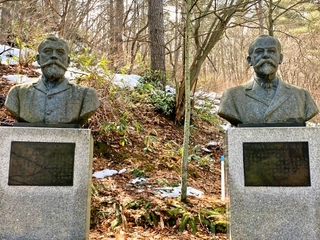 【ベルツ・スクリバ博士像】2人の名前がついた「ベルツ通り」や「スクリバ通り」の名のついた道も町内にございます。