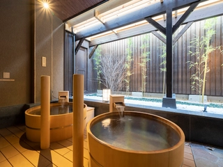 【天然温泉大浴場「水明の湯」露天風呂(樽風呂)】おひとりでごゆっくりしたい時におすすめ。