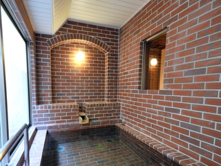 【貸切風呂】レンガ風呂:天然温泉で芯まで温まります。