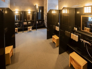 【大湯処】広々とした清潔感のある洗い場です。