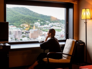 【スタンダードツイン/24㎡】目の前に函館山、眼下には函館ベイエリアを一望出来る眺望。※写真は函館山側。