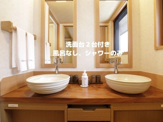 【客室:フォース】窓からは季節ごとに雪景色や新緑の山々と堂々と流れる庄川がご覧いただけます。