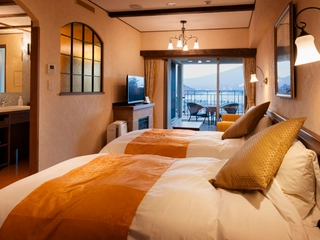 【ラビスタツイン】リビングルームにベッド2台を備えたスタンダード客室。テラスから富士山を望むことができます。