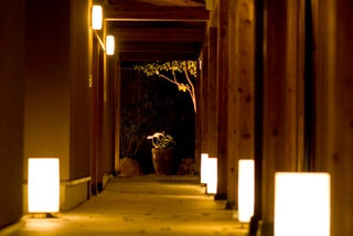 【館内回廊】源泉掛け流し露天風呂付き客室「離れ草庵」に続く回廊