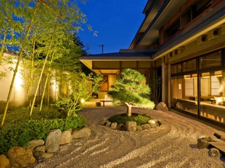 【外観】中庭~夜~