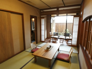 【客室】10畳ほどある広々とした居間/Spacious living room of about 15㎡