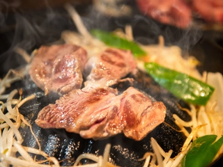 【羊羊亭】オリジナルのタレで頂くジンギスカンは格別です。