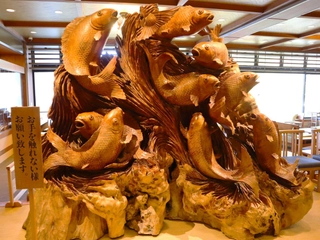 《本館》１F本館ロビー前　立派な木彫りの鯉の衝立がお出迎え致します。