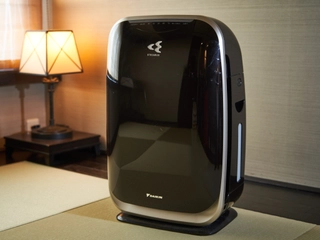 【客室備品】加湿機能付きの空気清浄機は全室に備え付けております。