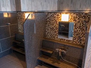 【大浴場/洗い場】男性・女性ともに9か所ご用意しております。