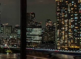 きらめく海とビルの光を眺めながらの湯浴みで、ぜひパワーチャージを