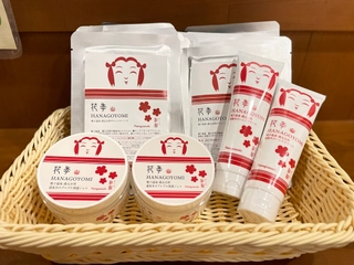 【売店】「想ひ出横丁」。東北のお土産品を中心に販売しております。こけしなどの郷土品の他に、オリジナルアメニティ類も販売♪