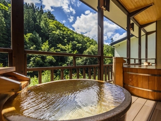【大浴場】「山月の湯」露天…視界を遮るもののない野趣溢れる露天からは四季折々の絶景が愉しめます。