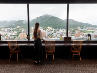 【13階/涼み処】日中は夜景とは一変、ダイナミックな函館山を真正面に眺める事ができます。