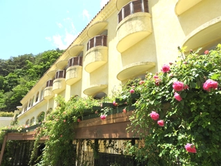 【外観】レストランやフロントロビーからも薔薇と富士山をご覧いただけます。