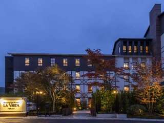 【外観】秋には紅葉が灯に照らされ情緒的な雰囲気に