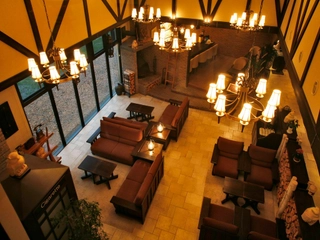 天井の高いロビーでのんびりお過ごしください。