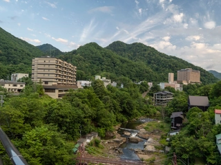 【外観】渓谷と豊かな森に囲まれた「札幌の奥座敷」定山渓に、上質な大人の滞在が叶う癒しの湯宿「ゆらく草庵」