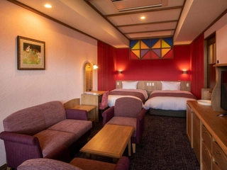 【客室/赤ずきん】温泉露天風呂付フォースA。寝室にベッド2台+リビングにベッド2台にてご用意。