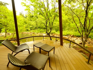 【天の坐】天然温泉露天&檜内風呂「嵐亭」。テラスから望む庭園。かつて東北旅行誌の表紙を飾った地元では有名な美景。