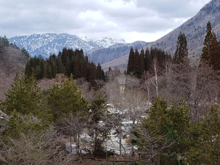 【本館　特別室】冬　若干雲がかかっておりますが、正面の一際白い山が笠ヶ岳です