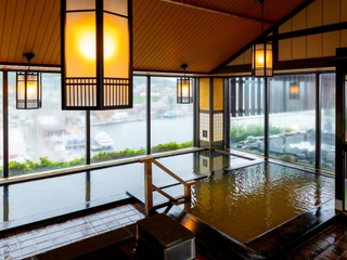 【大浴場/内湯】最上階からの景色を望む温泉大浴場。心身ともに癒しのひとときを。