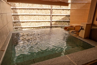 【離れ草庵53㎡】客室露天風呂は周りから見られる心配はありません。心ゆくまでお楽しみください。(一例)