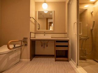 【ユニバーサル】お手洗いや浴室まで車椅子でご利用いただけます。※ご希望のお客様は直接ホテルまでご連絡ください。