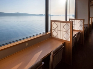 【食事席一例】七尾湾を望むオーシャンビューのカウンター席