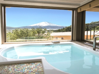 【ラビスタトリプル】客室風呂はガラス張りになっており、半身浴を楽しみながら富士山を望むことができます。